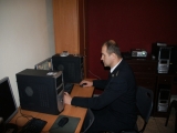 Dowódca JRG2 skorzystał z komputera w Internetowym Centrum Edukacyjno Oświatowym