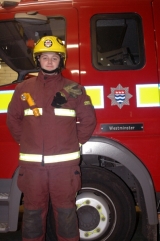 Anthony prezentuje mundur bojowy londyńskich strażaków